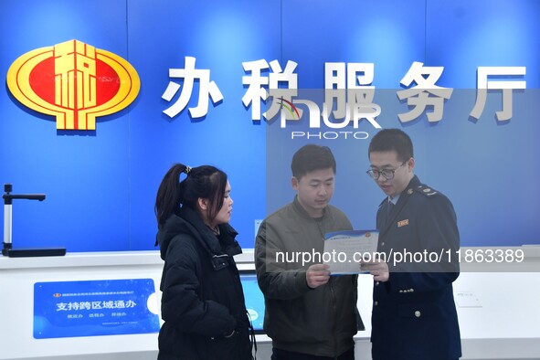 Tax officials explain tax reduction and fee reduction policies to taxpayers at the tax service hall of Yongnian District Government Affairs...