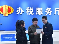 Tax officials explain tax reduction and fee reduction policies to taxpayers at the tax service hall of Yongnian District Government Affairs...