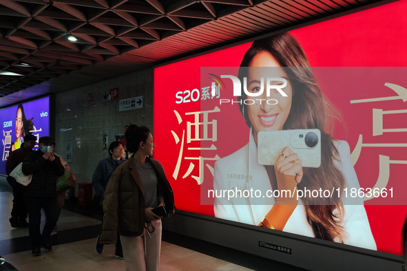 An LED screen displays tennis star Zheng Qinwen's vivo mobile phone advertisement in a subway transfer channel in Shanghai, China, on Decemb...