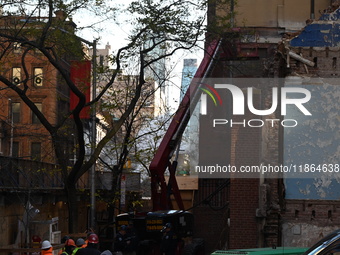 One construction worker dies and one construction worker is injured in a construction accident in Manhattan, New York, United States, on Dec...