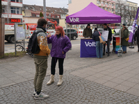 The short election campaign is especially uncomfortable for smaller parties, who still need to collect signatures to be eligible. Smaller pa...