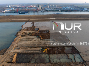 Workers work at the Qingjiangpu section of the second phase of the Huaihe River Waterway project in Huai 'an City, Jiangsu Province, on Dece...