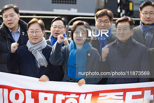 Chu Mi-ae, the head of the Democratic Party's Yoon Suk-yeol Rebellion Investigation Committee, along with about 20 lawmakers from the commit...