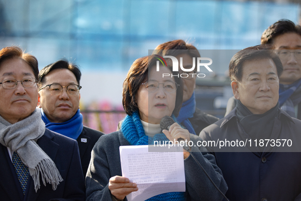 Chu Mi-ae (center), the head of the Democratic Party's Yoon Suk-yeol Rebellion Investigation Committee, and about 20 lawmakers from the comm...