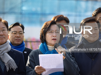 Chu Mi-ae (center), the head of the Democratic Party's Yoon Suk-yeol Rebellion Investigation Committee, and about 20 lawmakers from the comm...