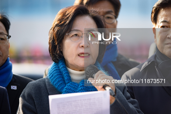 Chu Mi-ae (center), the head of the Democratic Party's Yoon Suk-yeol Rebellion Investigation Committee, and about 20 lawmakers from the comm...