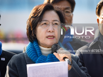 Chu Mi-ae (center), the head of the Democratic Party's Yoon Suk-yeol Rebellion Investigation Committee, and about 20 lawmakers from the comm...