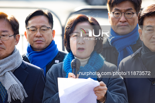 Chu Mi-ae (center), the head of the Democratic Party's Yoon Suk-yeol Rebellion Investigation Committee, and about 20 lawmakers from the comm...