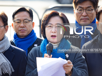 Chu Mi-ae (center), the head of the Democratic Party's Yoon Suk-yeol Rebellion Investigation Committee, and about 20 lawmakers from the comm...