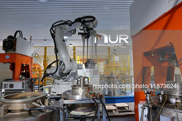 A robotic arm produces optical core products in an unmanned workshop at an enterprise in the Zaozhuang Economic Development Zone in Zaozhuan...