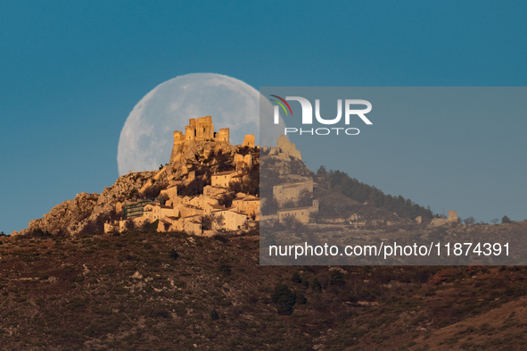 Cold full moon sets behind Rocca Calascio castle and village in Calascio, Italy, on December 16th, 2024. Celts renamed the december full moo...