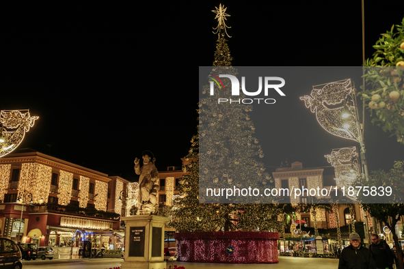 A large Christmas tree lights up Piazza Torquato Tasso in Sorrento, Naples, Italy, on December 16, 2024. Sorrento is a town overlooking the...