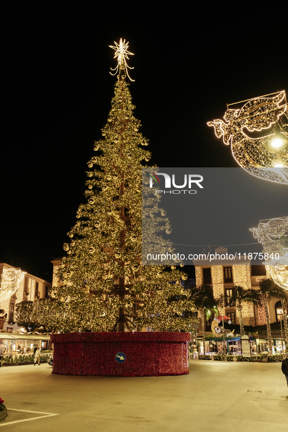 A large Christmas tree lights up Piazza Torquato Tasso in Sorrento, Naples, Italy, on December 16, 2024. Sorrento is a town overlooking the...