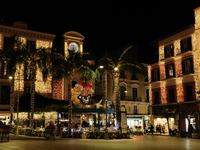 Christmas lights adorn Piazza Torquato Tasso in Sorrento, Naples, Italy, on December 16, 2024. Sorrento is a town overlooking the Bays of Na...