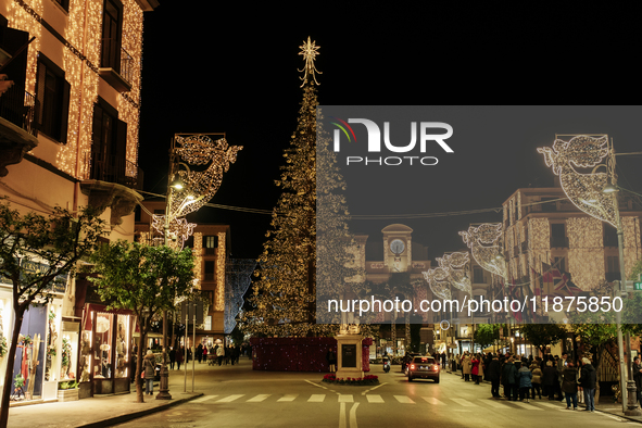 Christmas lights adorn Piazza Torquato Tasso in Sorrento, Naples, Italy, on December 16, 2024. Sorrento is a town overlooking the Bays of Na...