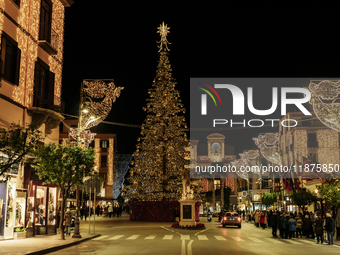 Christmas lights adorn Piazza Torquato Tasso in Sorrento, Naples, Italy, on December 16, 2024. Sorrento is a town overlooking the Bays of Na...