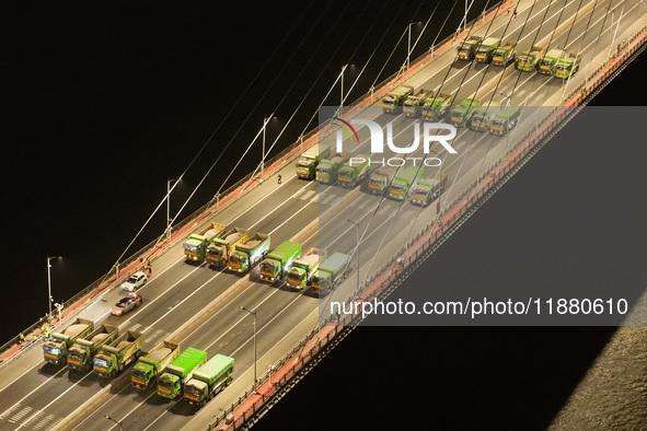 Vehicles perform a static load test on the Baguazhou Yangtze River Bridge in Nanjing, China, on December 18, 2024. 