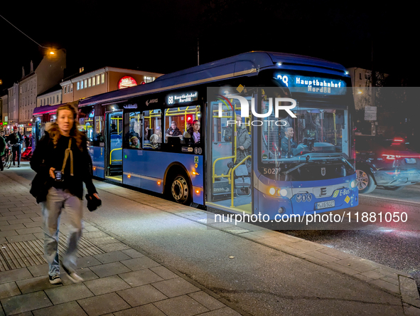 An electric bus of the Munich Transport Company (MVG) operates on Route 68, heading towards Hauptbahnhof Nord, in Munich, Bavaria, Germany,...