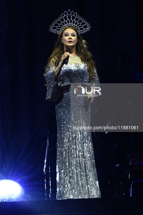 British singer Sarah Brightman performs on stage during the A Christmas Symphony Holiday Tour at Mexico City Arena in Mexico City, Mexico, o...