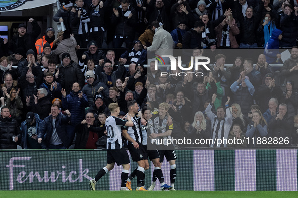 Sandro Tonali of Newcastle United celebrates with his teammates after scoring his second goal and their second goal during the Carabao Cup Q...