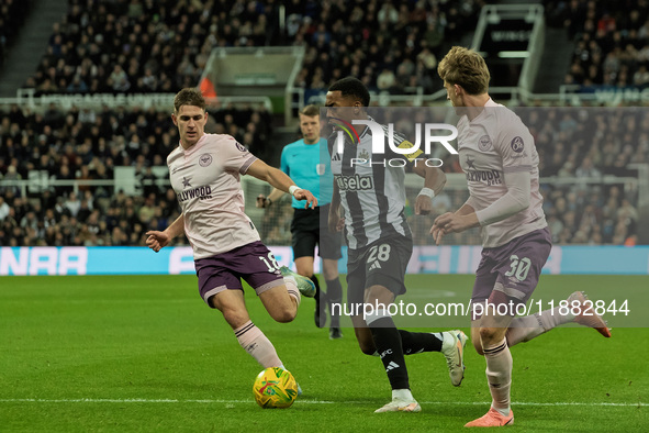 Newcastle United's Joe Willock is in action with Brentford's Mads Roerslev and Yehor Yarmolyuk during the Carabao Cup Quarter Final match be...