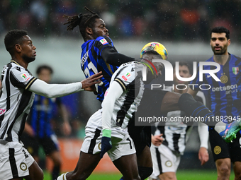 Yann Aurel Bisseck of Inter Milan and Hassane Kamara of Udinese Calcio battle for the ball during the Coppa Italia Frecciarossa match betwee...