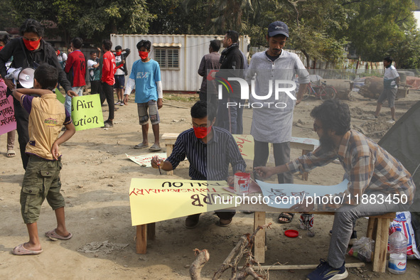 Bangladesh Gach Raksha Andolan, an organization that works on environmental issues, holds a red alert program to demand the control of air p...