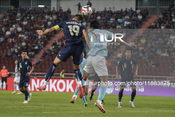 William Weidersjo of Thailand competes against Soeuy Visal of Cambodia during the Mitsubishi Electric Cup 2004 Group A match between Thailan...