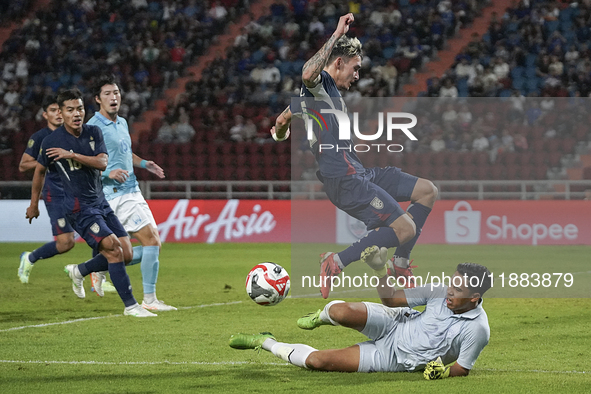 Nicholas Mickelson of Thailand competes against Reth Ly Heng of Cambodia during the Mitsubishi Electric Cup 2004 Group A match between Thail...