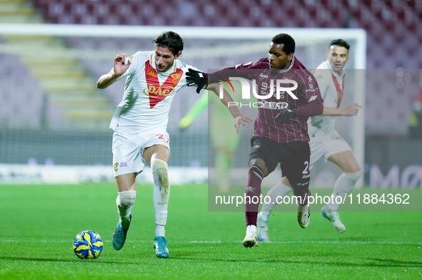 Jayden Braaf of US Salernitana and Gennaro Borrelli of Brescia Calcio compete for the ball during the Serie BKT match between US Salernitana...