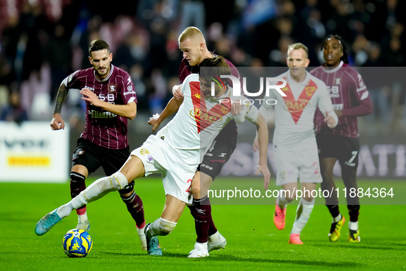 Gennaro Borrelli of Brescia Calcio and Tijs Velthuis of US Salernitana compete for the ball during the Serie BKT match between US Salernitan...