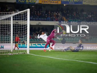 Lorenzo Montipo of Hellas Verona plays against Samuel Chukwueze of AC Milan during the Italian Serie A Enilive soccer championship match bet...