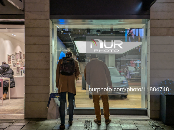 People on the street for window shopping and buying presents in Munich, Bavaria, Germany, on December 20, 2024 