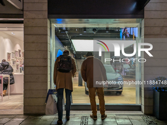 People on the street for window shopping and buying presents in Munich, Bavaria, Germany, on December 20, 2024 (