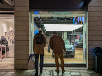 People on the street for window shopping and buying presents in Munich, Bavaria, Germany, on December 20, 2024 (