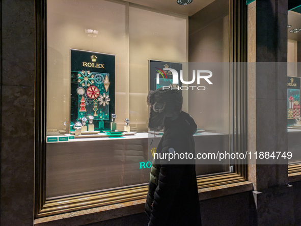 People on the street for window shopping and buying presents in Munich, Bavaria, Germany, on December 20, 2024 