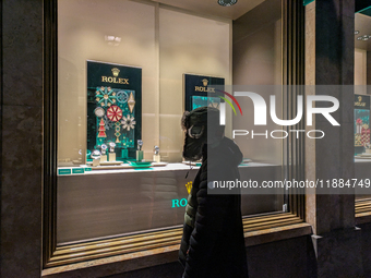 People on the street for window shopping and buying presents in Munich, Bavaria, Germany, on December 20, 2024 (