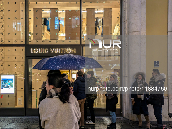 People on the street for window shopping and buying presents in Munich, Bavaria, Germany, on December 20, 2024 