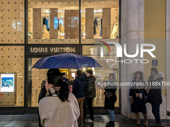 People on the street for window shopping and buying presents in Munich, Bavaria, Germany, on December 20, 2024 (