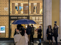 People on the street for window shopping and buying presents in Munich, Bavaria, Germany, on December 20, 2024 (