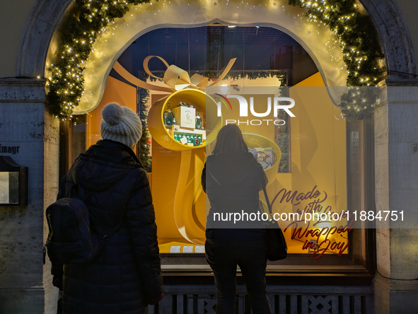 People on the street for window shopping and buying presents in Munich, Bavaria, Germany, on December 20, 2024 