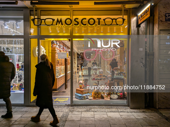 People on the street for window shopping and buying presents in Munich, Bavaria, Germany, on December 20, 2024 