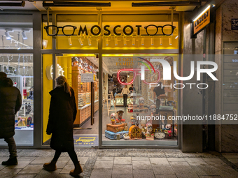 People on the street for window shopping and buying presents in Munich, Bavaria, Germany, on December 20, 2024 (