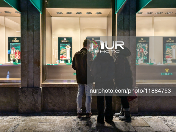 People on the street for window shopping and buying presents in Munich, Bavaria, Germany, on December 20, 2024 