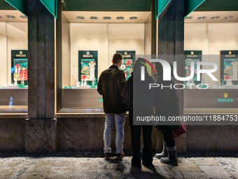 People on the street for window shopping and buying presents in Munich, Bavaria, Germany, on December 20, 2024 (