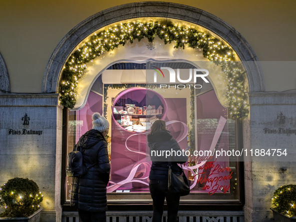 People on the street for window shopping and buying presents in Munich, Bavaria, Germany, on December 20, 2024 