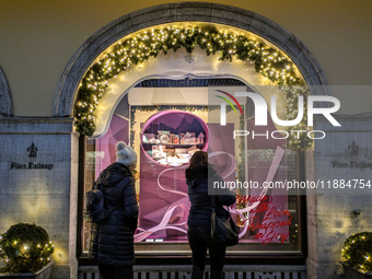 People on the street for window shopping and buying presents in Munich, Bavaria, Germany, on December 20, 2024 (