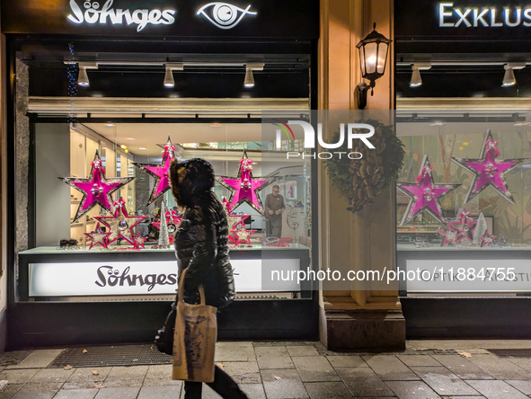 People on the street for window shopping and buying presents in Munich, Bavaria, Germany, on December 20, 2024 