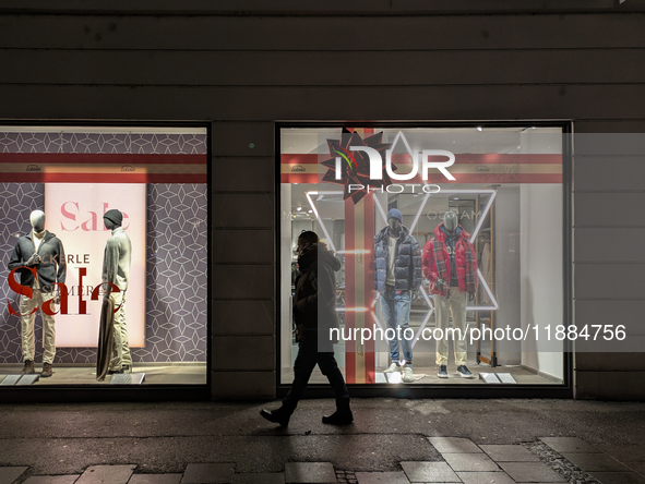 People on the street for window shopping and buying presents in Munich, Bavaria, Germany, on December 20, 2024 