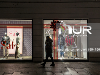 People on the street for window shopping and buying presents in Munich, Bavaria, Germany, on December 20, 2024 (